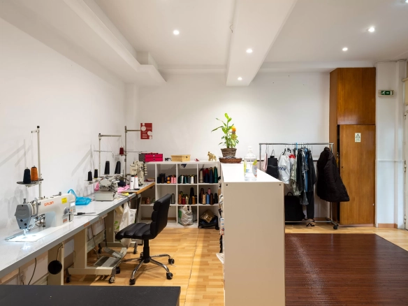 Loja frente ao metro