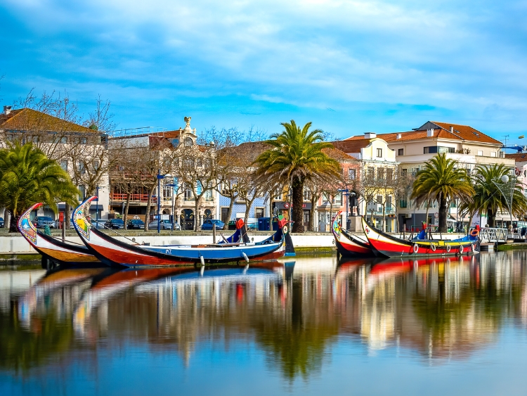 Imóveis em Aveiro, canais e casas coloridas