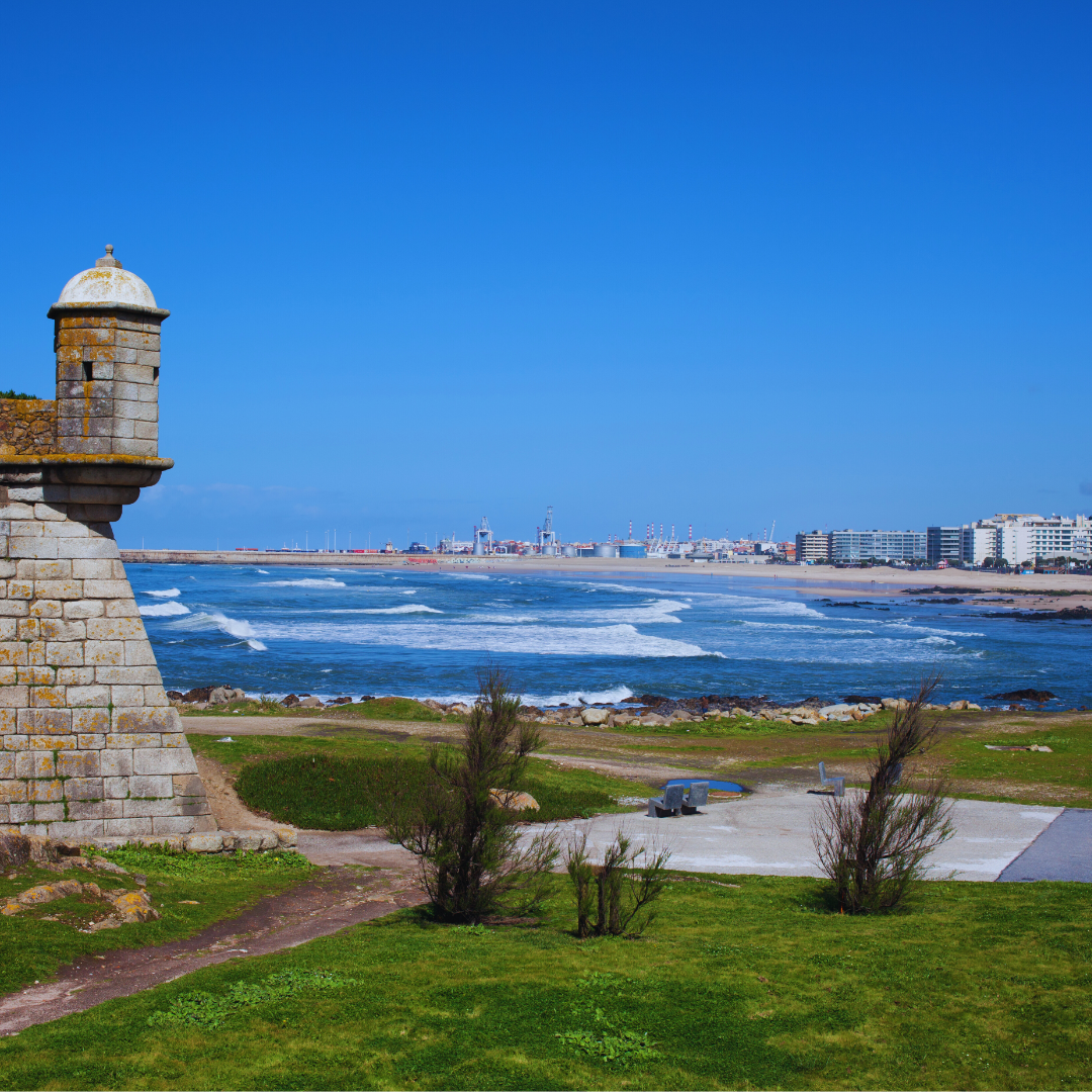 Imóveis em Matosinhos, castelo junto ao mar e Porto de Leixões