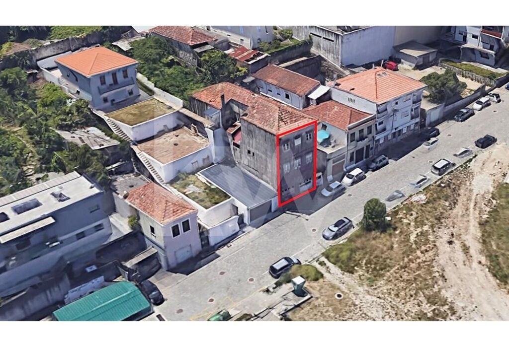 Prédio  novo com jardim em Vila Nova de Gaia