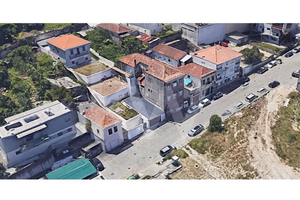 Prédio  novo com jardim em Vila Nova de Gaia