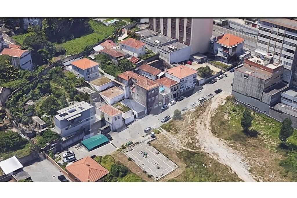 Prédio  novo com jardim em Vila Nova de Gaia