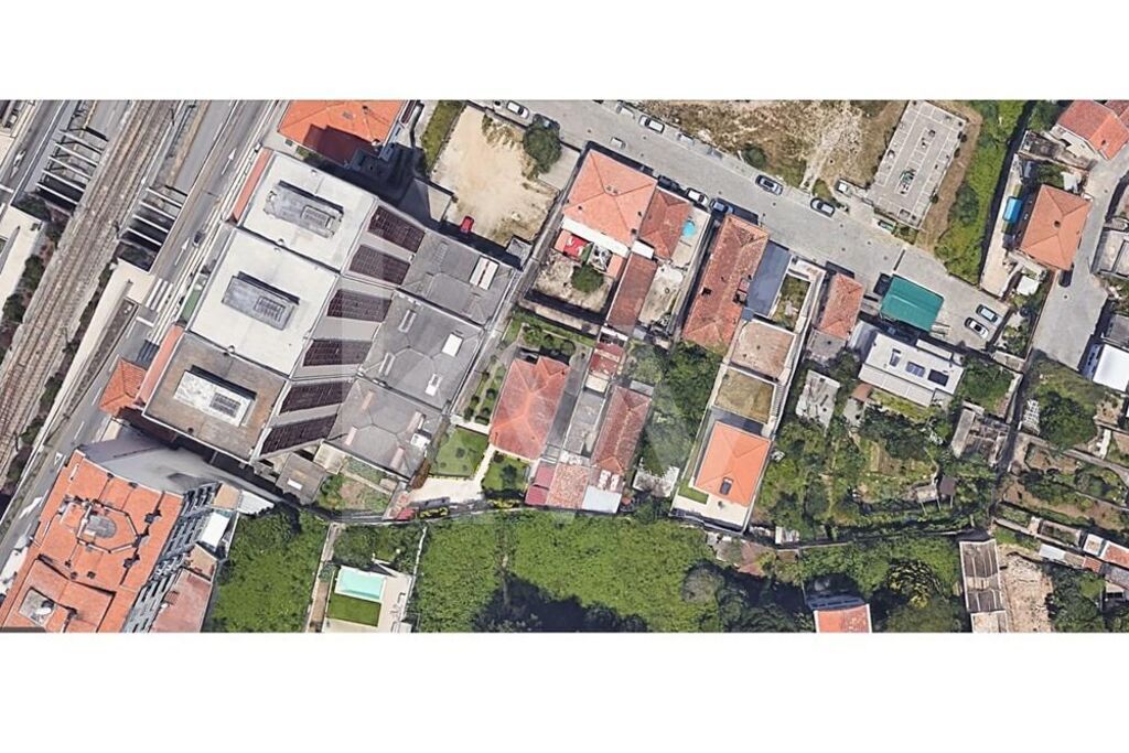 Prédio  novo com jardim em Vila Nova de Gaia