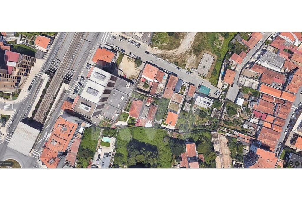 Prédio  novo com jardim em Vila Nova de Gaia
