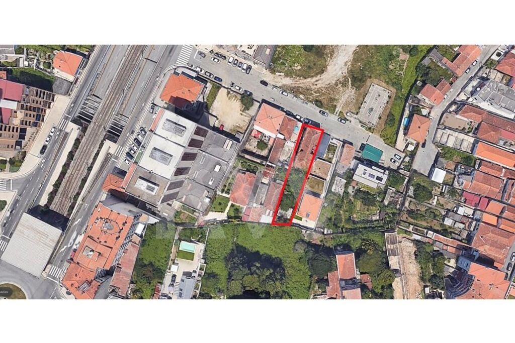 Prédio  novo com jardim em Vila Nova de Gaia