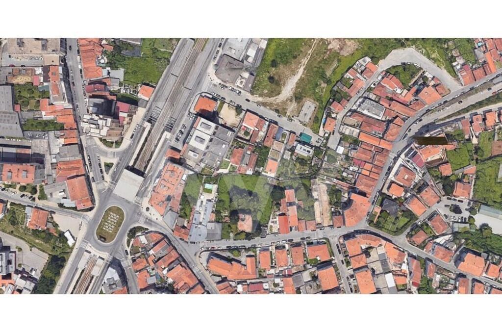 Prédio  novo com jardim em Vila Nova de Gaia