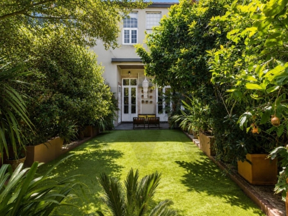 Moradia T3+1 renovada com jardim em Bonfim