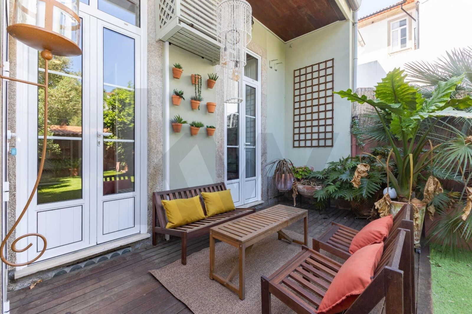 Moradia T3+1 renovada com jardim em Bonfim