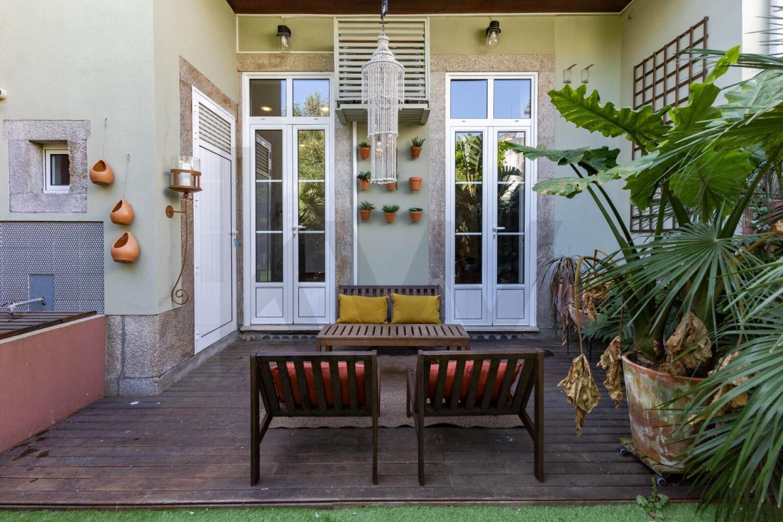 Moradia T3+1 renovada com jardim em Bonfim