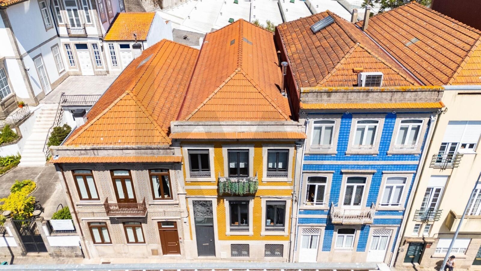 Moradia T3+1 renovada com jardim em Bonfim