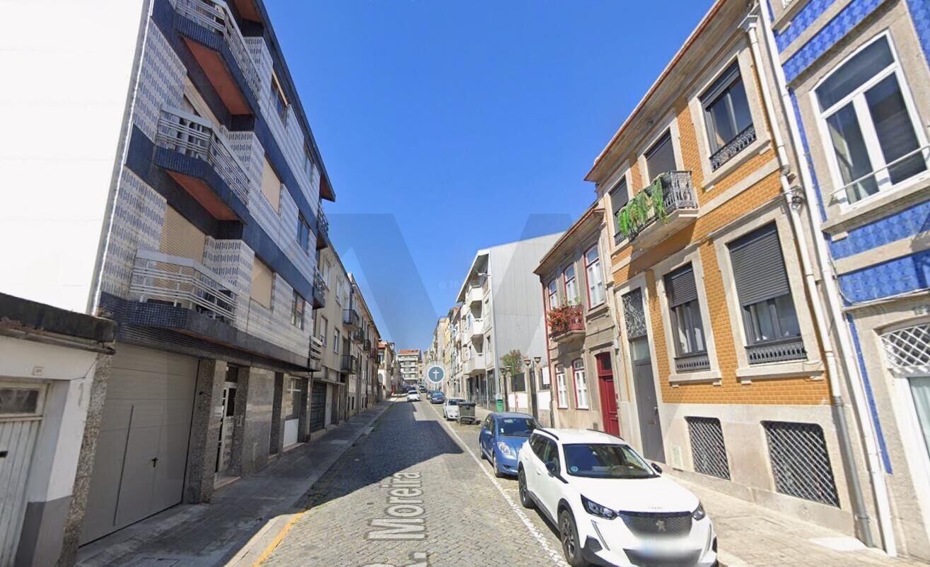 Moradia T3+1 renovada com jardim em Bonfim