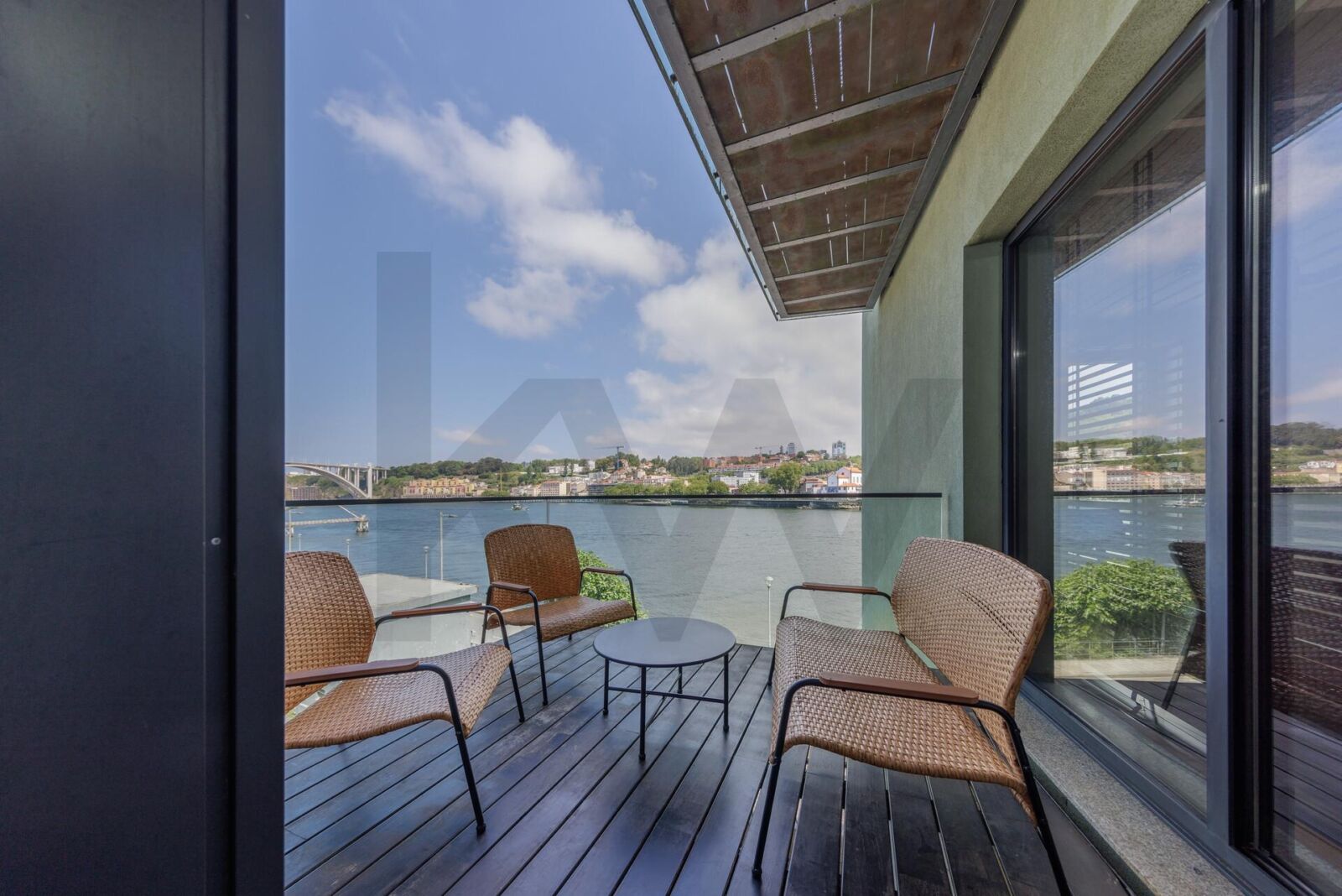Apartamento T4 novo com jardim em Santa Marinha