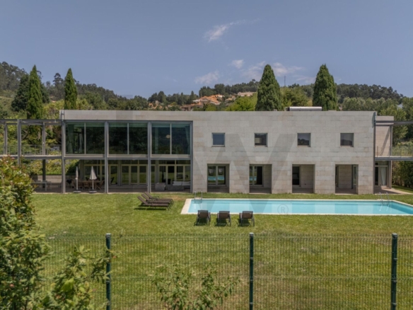 Moradia T5 com piscina em Penafiel